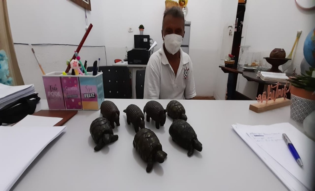 Antônio José, o artesão do Alto Tarauacá que confecciona animais com látex
